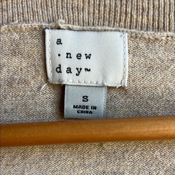 Light weight Spring Women's Beige V-Neck Sweater - Picture 2 of 4